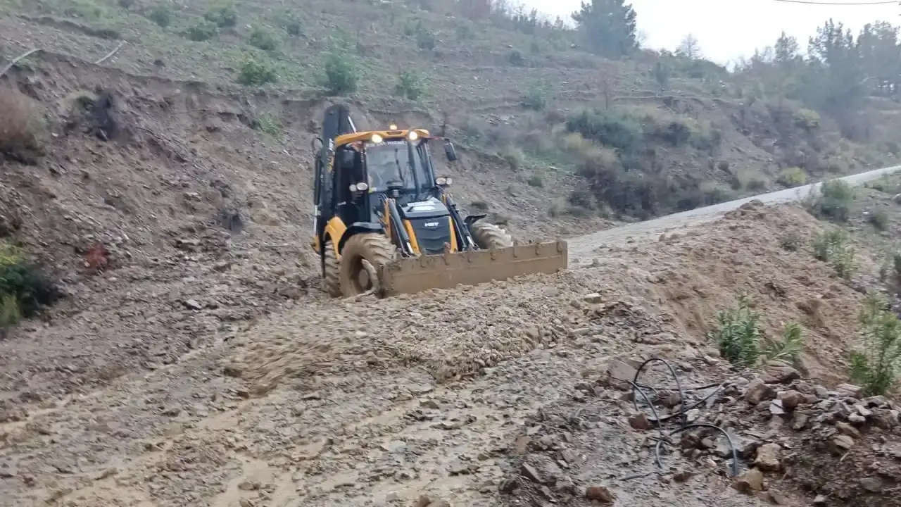 Antalya Kırsalında Ulaşım Hattı Durdu, Ekipler Seferber Oldu 7